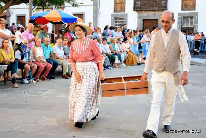 Momento de la ofrenda del pasado año al patrono de la ciudad (Foto TA)